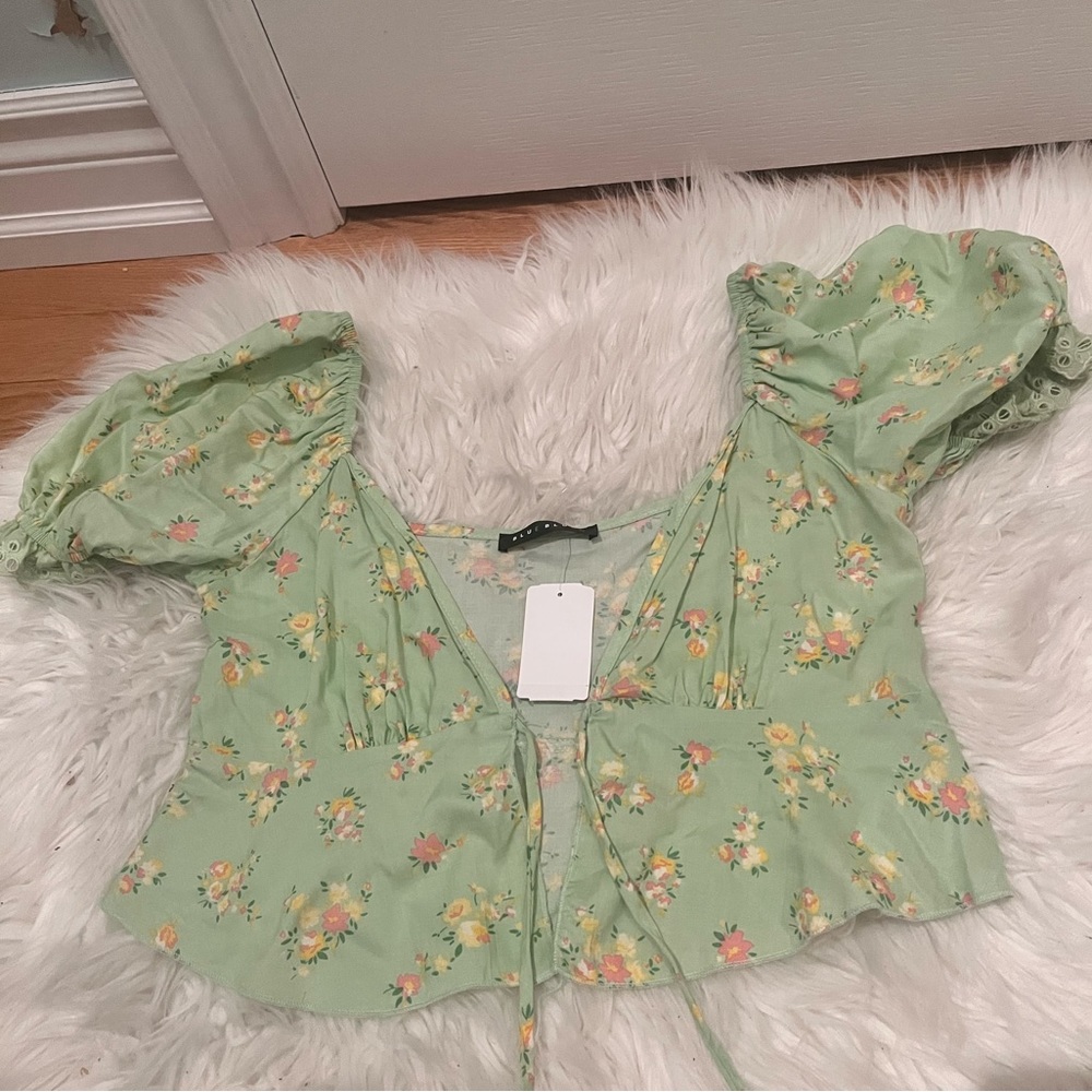 Green flowered crop t-shirt with puff sleeves